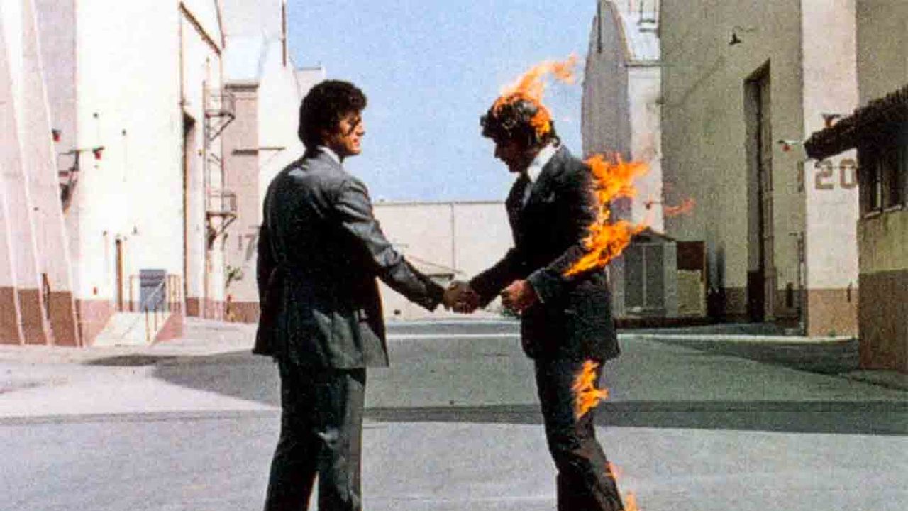 La morte di Ronnie Rondell Jr, lo stuntman che prese fuoco per la copertina di Wish You Were Here dei Pink Floyd