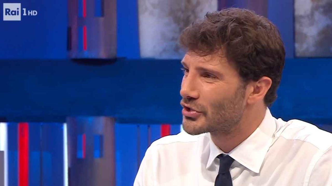 Affari Tuoi, dichiarazione d’amore in diretta: la reazione di Stefano De Martino