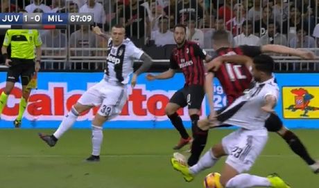 Supercoppa, negli highlights di Sky non ci sono gli episodi arbitrali: “Obbligati a trasmettere i tre minuti forniti da Infront”