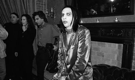 Marilyn Manson nella bufera. E rispuntano passaggi dal suo libro “The Long Hard Road Out of Hell”…