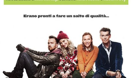 Non buttiamoci giù – locandina italiana e foto della commedia con Pierce Brosnan e Aaron Paul