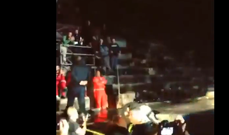 Ligabue cade sul palco in concerto (video)