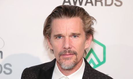 Ethan Hawke in “Leave the World Behind”, Anthony Mackie debutta alla regia con “Spark”
