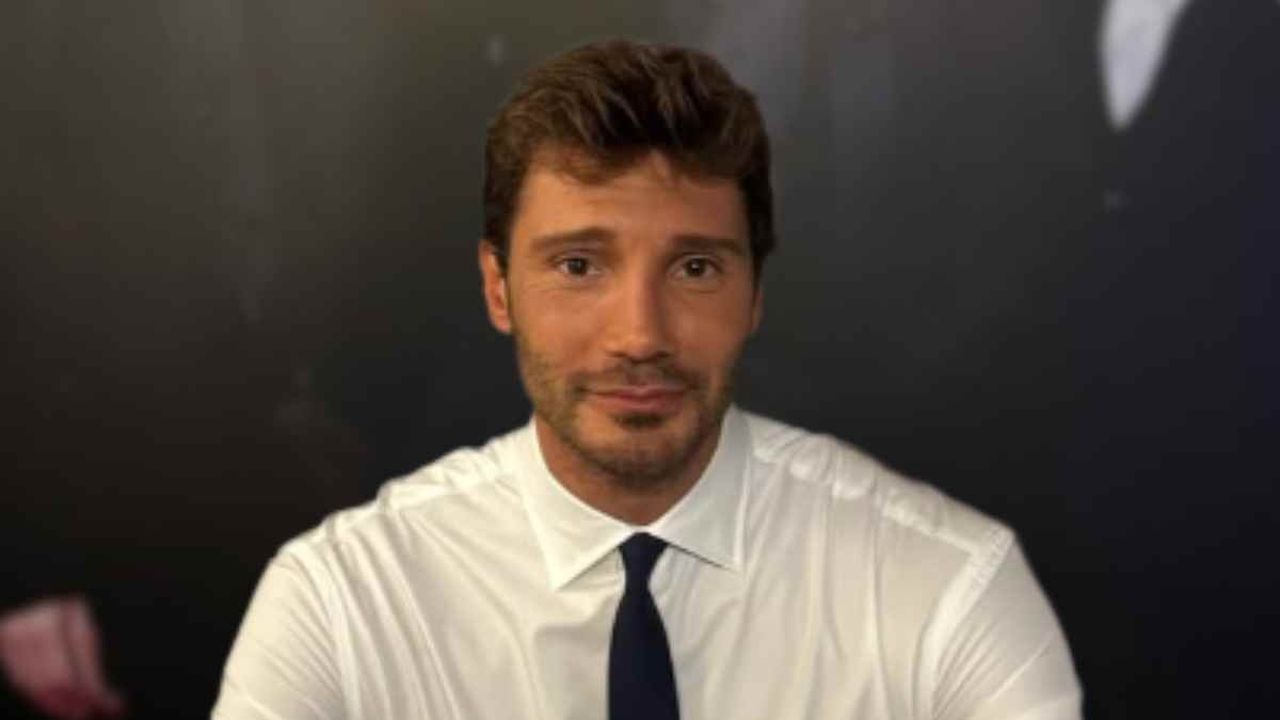 Il grande cuore di Stefano De Martino, il conduttore di Affari Tuoi ha sorpreso tutti così: “Entra nelle case e…”