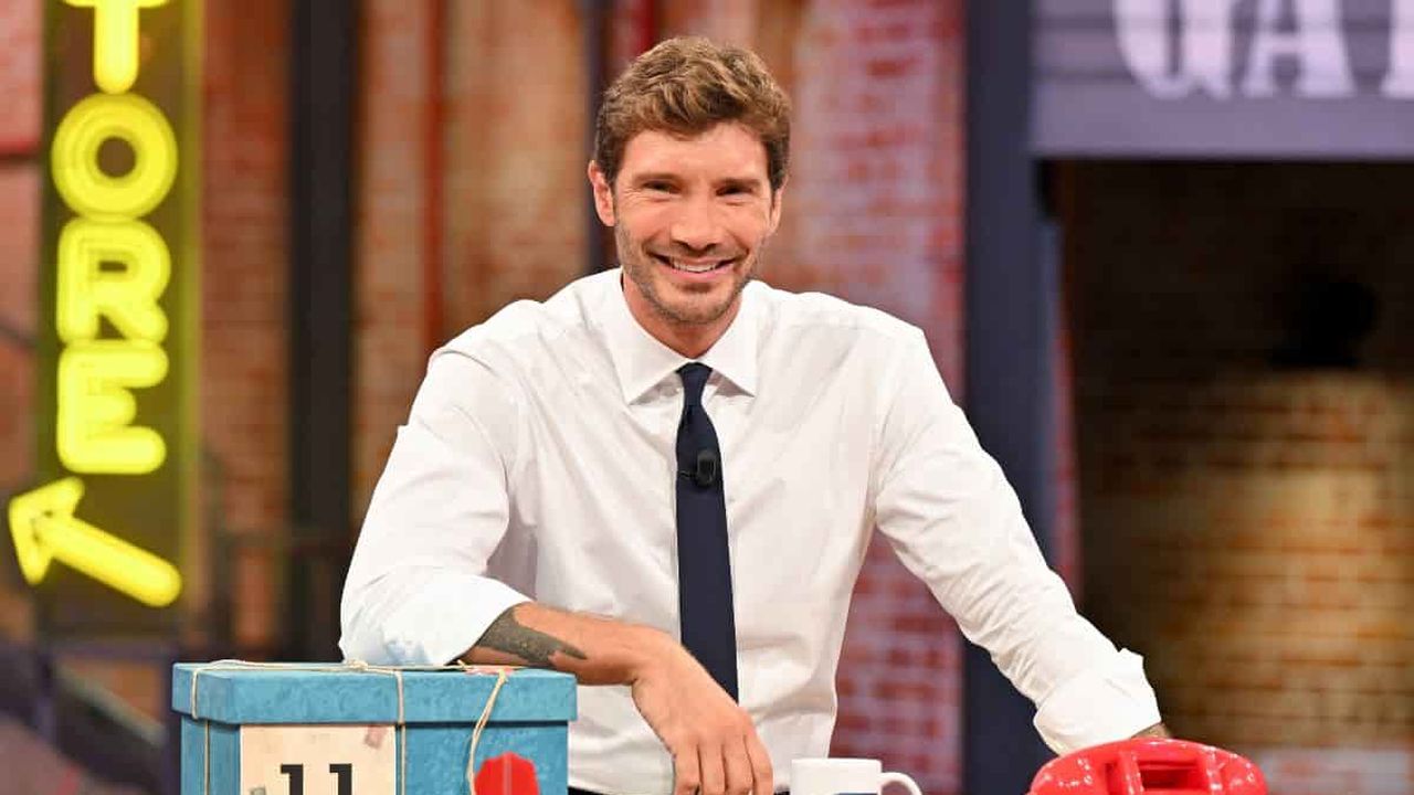 Affari tuoi, Stefano De Martino come Annalisa: puntata spumeggiante stasera 12 gennaio 2026