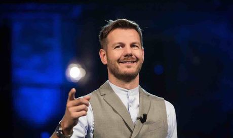 Alessandro Cattelan riparte da Amici: il conduttore prova a uscire dalla comfort zone del talk show