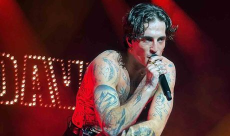 Damiano David, debutto solista a Milano: show asciutto, carisma totale e un messaggio alla sua storia | C’è anche Cremonini
