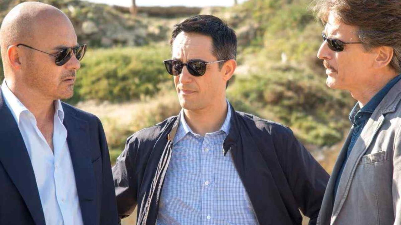 Montalbano vince con il minimo sforzo, Le Iene Inside sfiora l’11%. Flop Nicola Savino con Freeze. I dati Auditel del 21 ottobre 2025