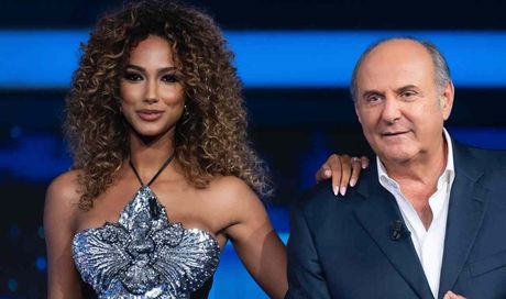 La Ruota della Fortuna gira meglio di Affari Tuoi, Raiuno si consola con Balene – La serie in rialzo. I dati Auditel del 13 ottobre 2025