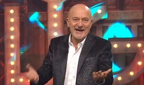 “Via Claudio Bisio da Zelig”, chi potrebbe prendere il suo posto. Il retroscena Mediaset