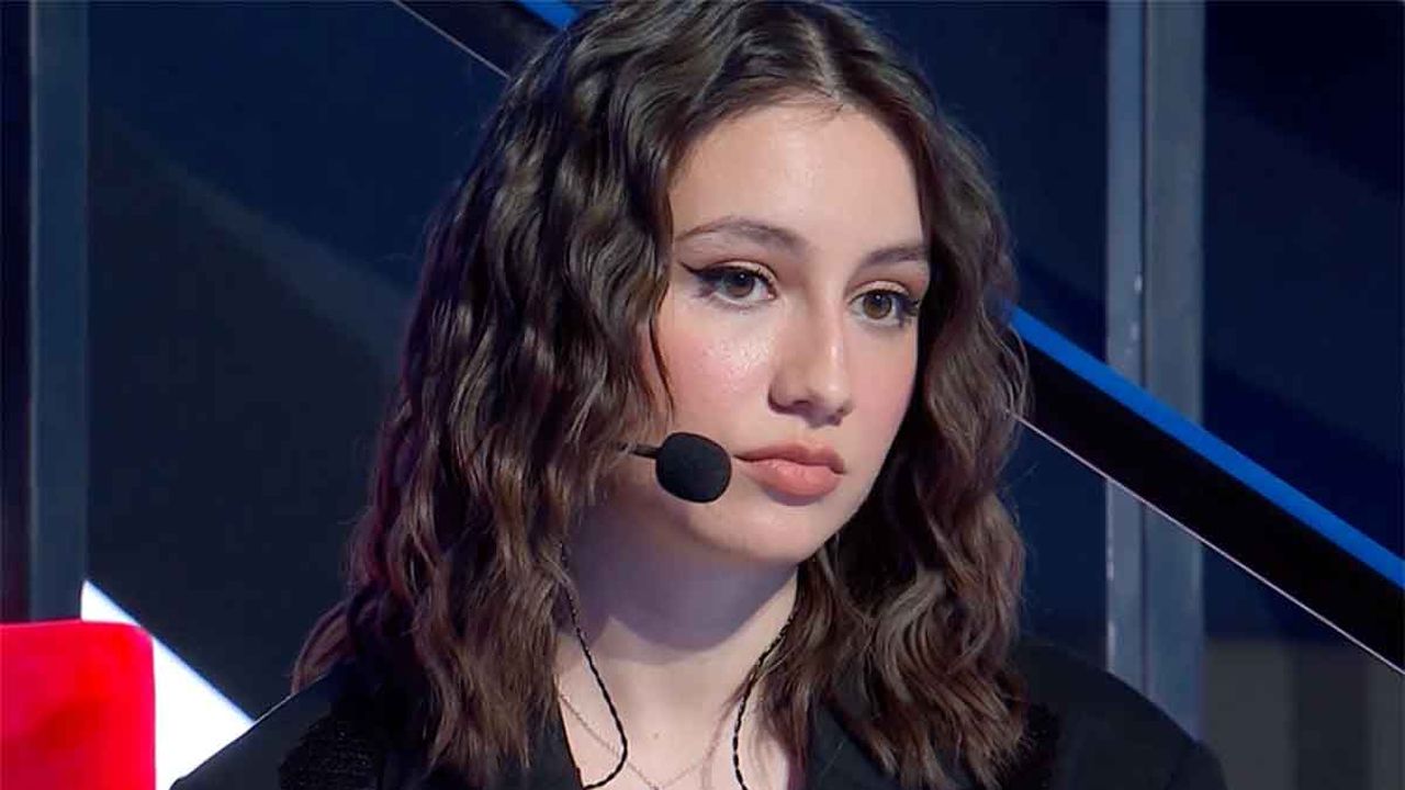 Amici 25 serale, quarta puntata: Caterina eliminata, Angie è la rivelazione del serale, uova rotte tra Zerbi e Pettinelli | Sintesi e Pagelle