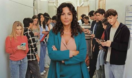 “E tu da che parte stai?”, il tribunale dei social nella nuova fiction Mediaset A Testa Alta. Sabrina Ferilli è la coscienza di un’Italia che non si piega