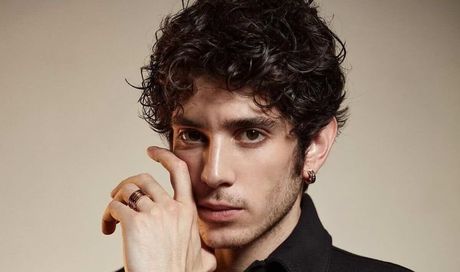 Nicolas Maupas, da Mare Fuori a L’Amore in teoria: chi è il giovane attore. Tutto su di lui