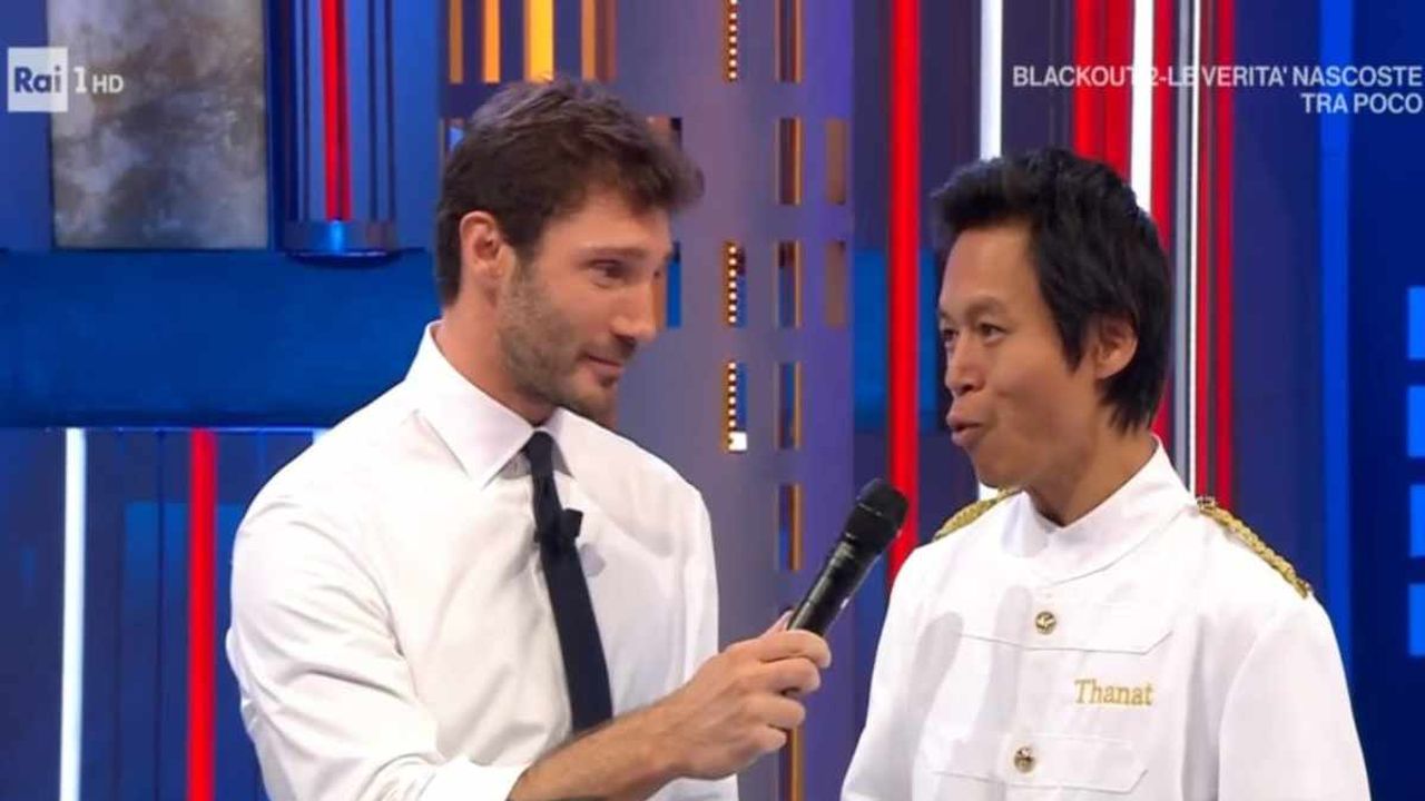 La gaffe “hot” imbarazza De Martino: cosa ha combinato Thanat ad Affari Tuoi