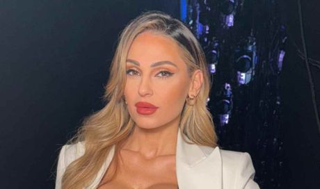 Anna Tatangelo bellissima col pancione: la foto in costume emoziona i fan