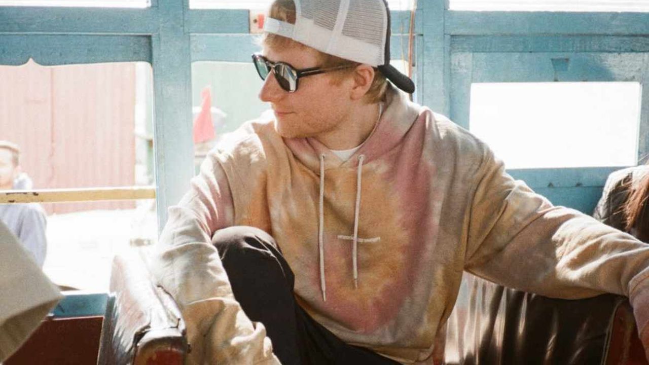 Ed Sheeran, con il nuovo brano ‘Sapphire’, il cantautore britannico cambia registro. Il nuovo volto dell’artista