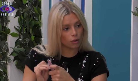 Giulia Soponariu nomina Giorgia Meloni al Grande Fratello: immediato richiamo in confessionale