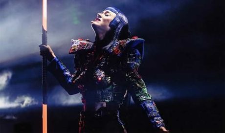 Katy Perry, tra flop del tour e critiche: “Troppo distante dal pubblico”