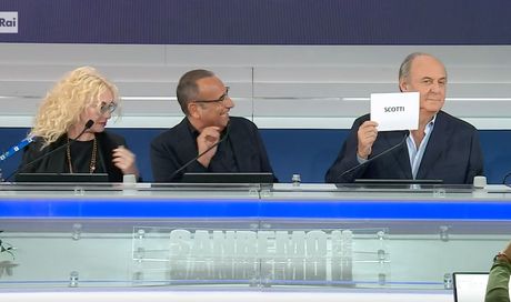 Sanremo 2025, prima conferenza stampa. Conti e Clerici: “Non dobbiamo dimostrare niente a nessuno”; Scotti “Mai sentito in Mediaset l’ipotesi di organizzare il Festival”
