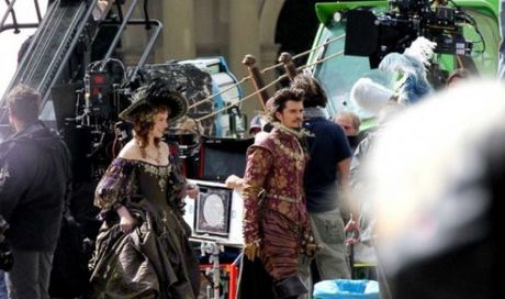 I tre moschettieri: Milla Jovovich e Orlando Bloom sul set