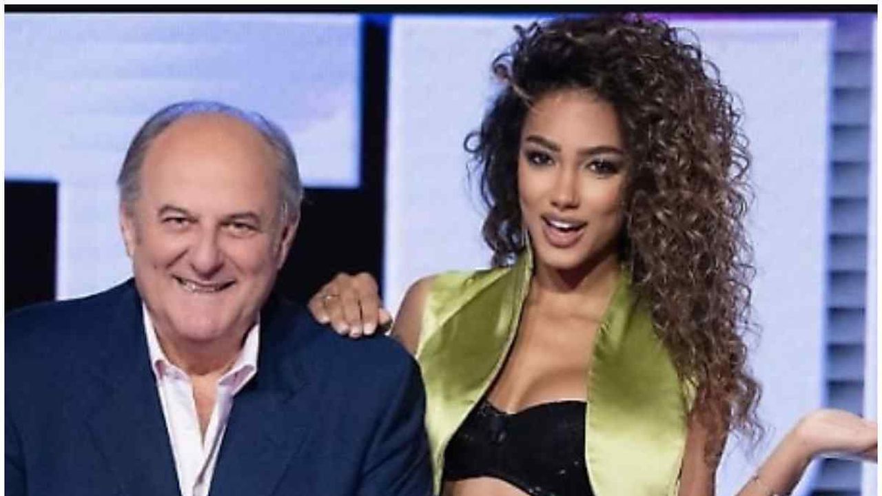 La Ruota della Fortuna, siparietto tra Gerry Scotti e Samira Lui: battuta pungente e attimo di commozione