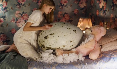 Hatching: foto e locandine del film horror finlandese
