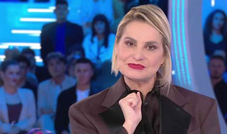 Grande Fratello, concorrente si abbassa i pantaloni davanti a tutti: cosa è successo