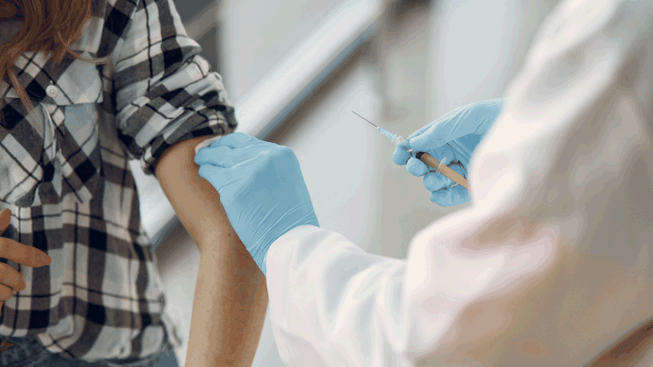 Vaccini covid in diretta tv: i vip dicono sì, tranne Maurizio Costanzo