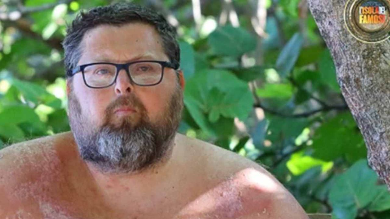 Via barba e capelli rasati a zero: la trasformazione di Mario Adinolfi all’Isola dei Famosi