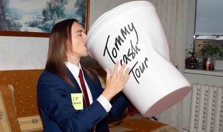 Tommy Cash torna con Ok: il nuovo singolo in italiano e tre date live in Italia