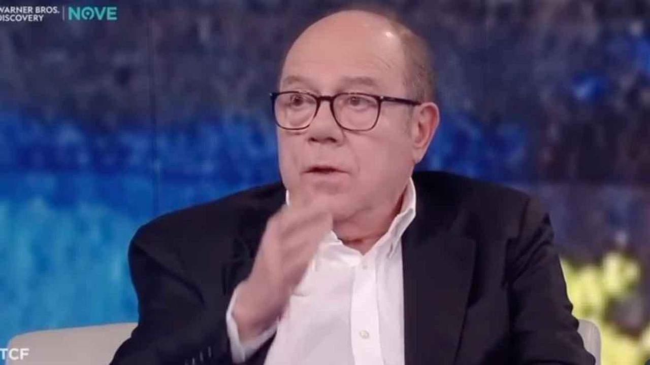Carlo Verdone e la forza degli aneddoti: perché il piccolo schermo non rinuncia ai racconti del regista