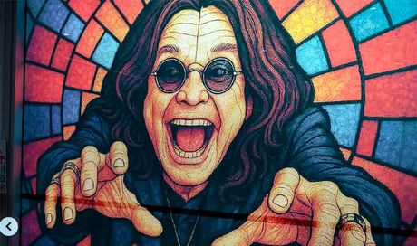 Aston Villa rende omaggio a Ozzy Osbourne: “Crazy Train” e silenzio a Villa Park