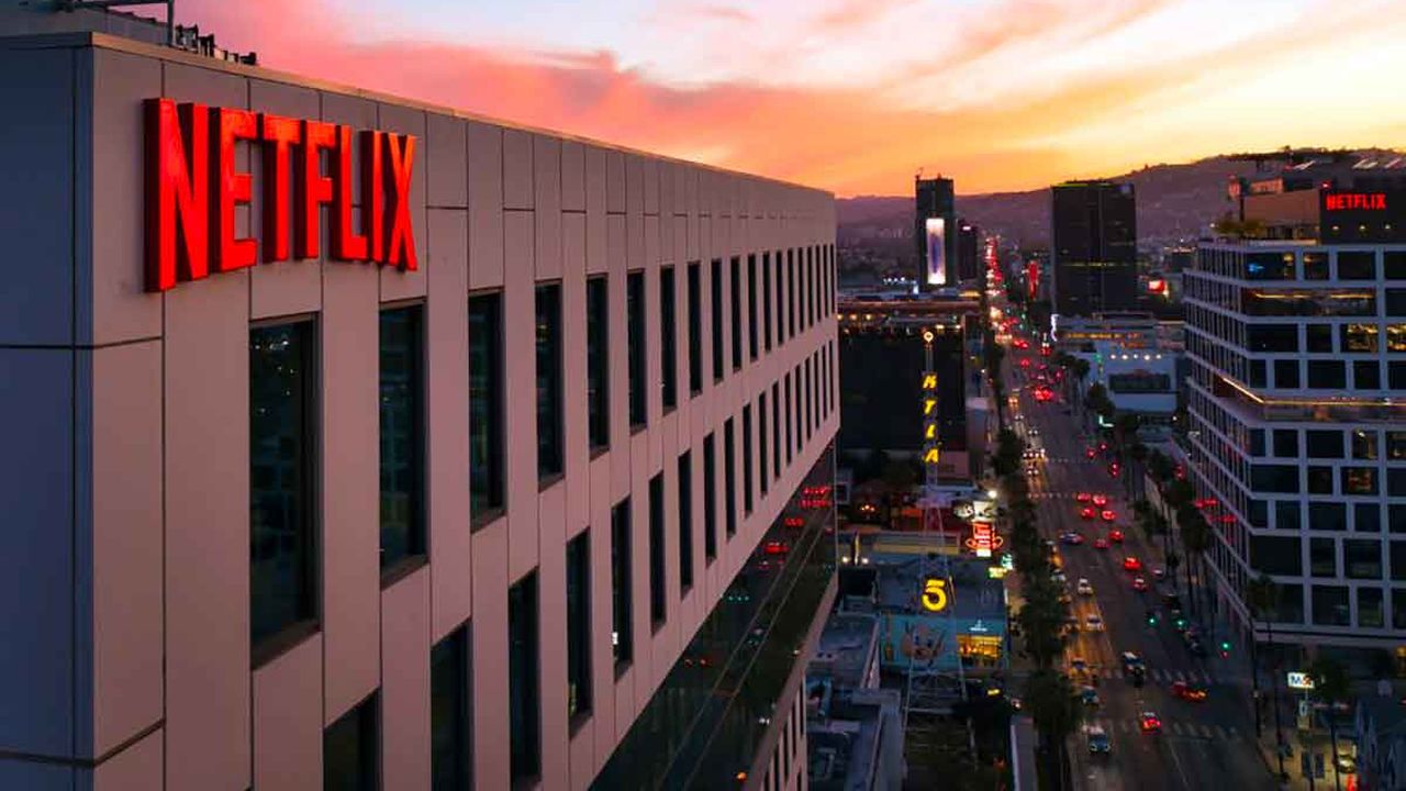 Netflix Italia: dieci anni di scommesse, qualche successo e un’identità ancora da trovare