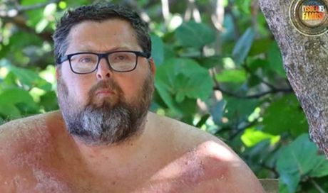 Via barba e capelli rasati a zero: la trasformazione di Mario Adinolfi all’Isola dei Famosi
