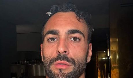 Marco Mengoni in lacrime: proposta di matrimonio al suo concerto