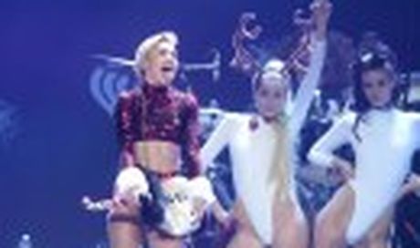 Per Natale 2013, Miley Cyrus e il Twerking al Jingle Ball 2013 con #GETITRIGHT (video)