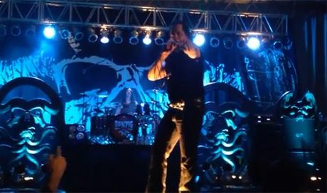 Danzig ordina al pubblico di dare un pugno a chi riprende il concerto con il telefono (video)