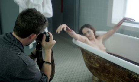 24 Exposures: trailer, poster e foto fetish del Thriller di Joe Swanberg