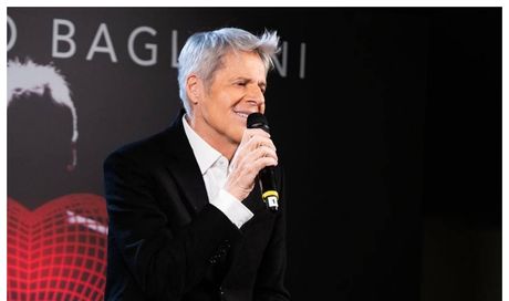 Baglioni inaugura il tour a Lampedusa, ma il costo del concerto accende lo scontro politico. Cifra esagerata.