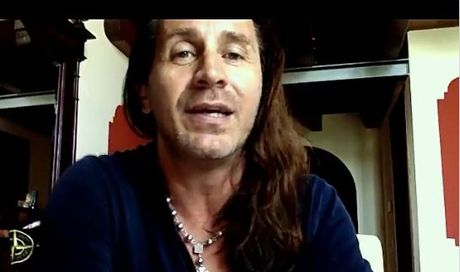 Manzano, esibizione di Povia sostituita con una cover band dei Pooh. Le parole del sindaco e le repliche del cantante [video]