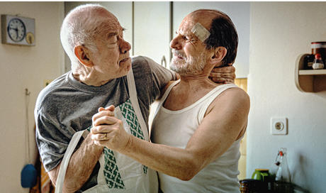 La sera di tutti i giorni: trailer e trama del film di Felix Tissi su vecchiaia e stereotipi (Al cinema dal 13 luglio)