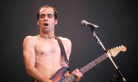 Arik Marshall, ex chitarrista dei Red Hot Chili Peppers, lancia una raccolta fondi per evitare lo sfratto