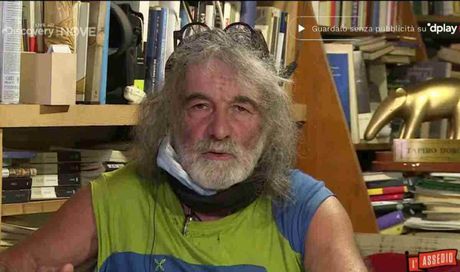 Mauro Corona commosso a È sempre Cartabianca. La Berlinguer: “Io so perché lei è triste”. L’annuncio della morte del cane Kurt
