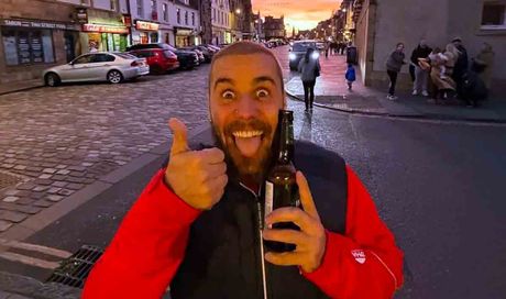 Justin Bieber spunta in un pub e gira un video a sorpresa: e la serata normale diventa virale
