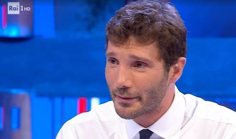 Affari Tuoi, scatta il bacio con Stefano De Martino: “Come sei bello”