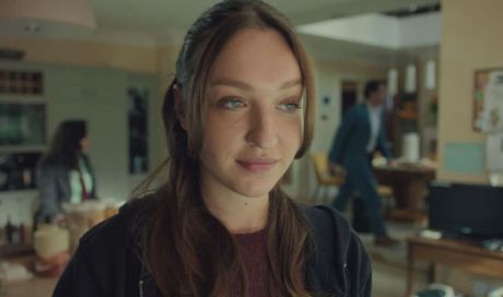 Dove rivedere La Ragazza alla Pari in streaming, la miniserie Mediaset: cast, trama e puntate