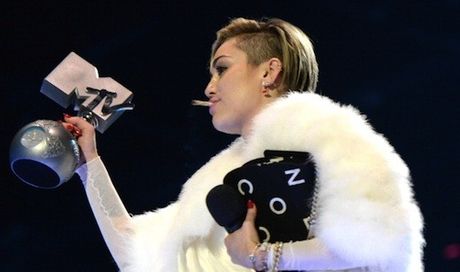 Miley Cyrus, Tiger Dreams: ascolta la nuova canzone