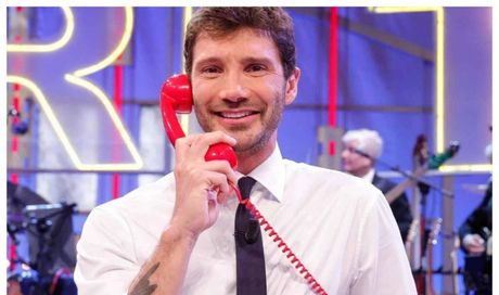 Si ferma De Martino: perché stasera 6 febbraio non va in onda Affari Tuoi