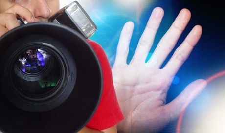 Quattro mesi con gli stessi vestiti: la mossa dell’attore contro i paparazzi