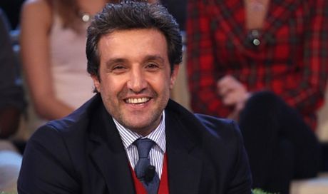 Striscia la Notizia, il Gabibbo replica a Flavio Insinna: “Invidioso e rancoroso. Affari Tuoi ci consegna la parte di pubblico che più ci interessa”